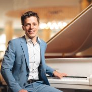Benedikt Weigmann © Studio vom Berg Der Pianist Benedikt Weigmann sitzt vor einem Piano.
