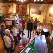 Besucher in der Dauerausstellung