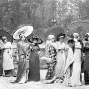Paul Poiret’s mannequin parade in his garden in Paris, 1910 © Jean Sébastien Baschet L’Illustration, Foto: Henri Manuel