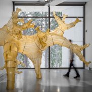 Julia Lohmann, Oki Naganode, 2015 (Earth Matters Ausstellung im Artipelag, Stockholm, Schweden), Foto: Jean-Baptiste Beranger Julia Lohmann, Oki Naganode, 2015 (Earth Matters Ausstellung im Artipelag, Stockholm, Schweden), Foto: Jean-Baptiste Beranger