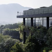 Außenansicht, Kandalama Hotel, Dambulla, Sri Lanka. Foto: Iwan Baan, 2026, © Iwan Baan