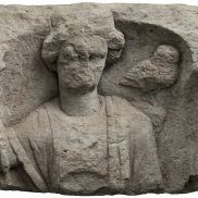 Minerva mit Eule auf einem Viergötterstein aus Güglingen