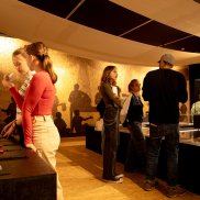 Dialogischer Rundgang für Menschen mit Sehbehinderung Dialogischer Rundgang für Menschen mit Sehbehinderung