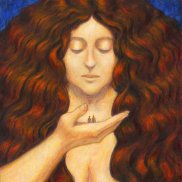 Frau mit Locken schaut auf kleine Menschen in der Hand