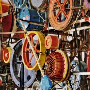 Jean Tinguely: Fatamorgana, Méta-Harmonie IV (Detail), 1985, 420 x 1.250 x 220 cm Eisenrahmen, Holzräder, Plastikteile, Schlaginstrumente, Glühbirnen, Elektromotoren © 2023 ProLitteris, Zürich; Foto: Museum Tinguely Basel, Christian Bauer Jean Tinguely: Fatamorgana, Méta-Harmonie IV (Detail), 1985, 420 x 1.250 x 220 cm Eisenrahmen, Holzräder, Plastikteile, Schlaginstrumente, Glühbirnen, Elektromotoren © 2023 ProLitteris, Zürich; Foto: Museum Tinguely Basel, Christian Bauer
