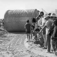 Carl Cheng, Documentation of Santa Monica Art Tool and its installation Walk on LA, Santa Monica State Beach, 1988. Courtesy the artist.