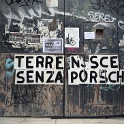 Oliver Ressler, Footage der Neuproduktion für Scenes from the Invention of Democracy, Videostill, 2024, Copyright the artist