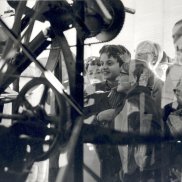 Rotozaza III de Jean Tinguely en vitrine du grand magasin Loeb à Berne, octobre 1969 © Staatsarchiv des Kantons Bern, photo: Fredo Meyer-Henn