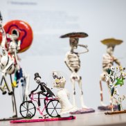 Das Foto zeigt verschiedene witzige Figurenskelette aus Mexiko, die der Toten gedenken
