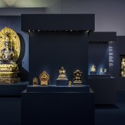 Blick auf Podeste mit Buddhas in verschiedensten Grössen