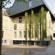 Blick auf die Fassade und das Dach des Museums mit den hängenden Pflanzen