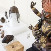 Verschiedene Objekte aus in der Projektreihe "Vor aller Augen, Basel, Kolonial" sind zu sehen