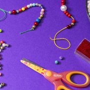 Basteltisch mit Perlen in allen Farben