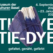 Key Visual der Ausstellung "Tie-Dye mit türkis Hintergrund und weisser Schrift