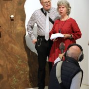 Vivian und Petra Aldridge bei einer Führung durch die Ausstellung