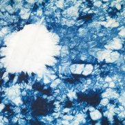 Tuch mit einer typischen Shibori-Musterung in Blau