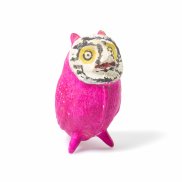 eine kleine, pinke Eule mit gelben Augen