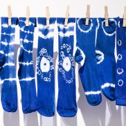 blaue Socken im Shibori-Look hängen an einer Wäscheleine