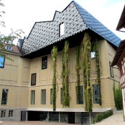 Das Hauptgebäude des Museums mit dem markanten, gefalteten, neuen Dach