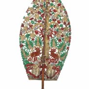Ovale gestanzte Form mit Stiel, auf der ein Baum erkennbar ist mit grünen Blättern und roten Blüten und zwei rote Tiere am unteren Ende des Stammes.