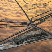 Drohnenaufnahme aus der Höhe auf eine zerfurchte Landschaft. Dabei spiegeln sich die Wolken in den nassen Feldern.Jassen Todorov, Wildlife Photographer of the Year