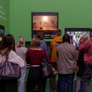 Gäste in der Ausstellung Wildlife Photographer of the Year (c) Bettina Matthiessen