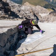 Silvan Thüring am Berg auf Dinosaurierspurensicherung