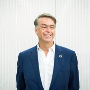 Im Gespräch mit dem Journalisten Tobias Bossard stellt sich Unternehmer André Hoffmann den Fragen, wie sich das Wirtschaftssystem anders ausrichten müsste, um langfristig, glaubwürdig und tatsächlich wirkungsmächtig zu werden in Sachen Naturschutz, Foto: zVg