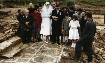 Fotografie einer Hochzeitsgesellschaft beim Besuch der Ausgrabungen der römischen Villa Munzach in Liestal