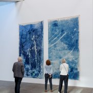 Foto: Ivana Kresic in der Ausstellung Whispers from Tides and Forests