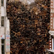 Doris Salcedo Untitled, 2003 Installation für die 8. Internationale Istanbul Biennale 2003  1550 Holzstühle © the artist Foto © Sergio Clavijo. Courtesy White Cube