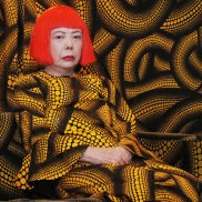 Künstlerin in gepunktetem Raum