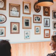Mur de cadres photographiques dans l'entrée de l'Écomusée d'Alsace