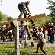 Deux scieurs démontrent leur savoir-faire aux visiteurs de l'Écomusée d'Alsace