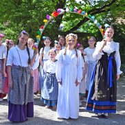Alsaciennes en costumes traditionnelles défilant pour la fête du printemps
