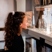 Fille qui regarde l'exposition