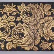 Satinband mit eingewobenem Blumenmuster