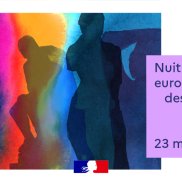 Silhouettes de sculptures célèbres se détachant d'un fond coloré
