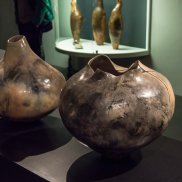 Keramik von Frauke Roloff in der Ausstellung Énergies fossiles, Foto: Edwin Rüede