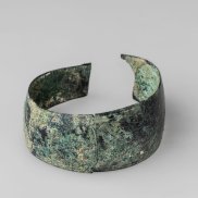 Bracelet. Alliage cuivreux. Premier âge du fer. Kolbsheim. Fouille Antea. Photo : M. Bertola / Musées de Strasbourg Bracelet. Alliage cuivreux. Premier âge du fer. Kolbsheim. Fouille Antea. Photo : M. Bertola / Musées de Strasbourg
