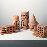 Hugo Suter (1943-2015), Architektur (5-teilig), 1974<br>Verformung von ungebrannten und gebrannten Backsteinen, dazu ein Bohrkern<br>Aargauer Kunsthaus / Schenkung des Künstlers, 1997<br>© Nachlass Hugo Suter<br>Foto: Jörg Müller