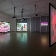 Emmanuelle Antille, Angels Camp – First Songs, 2003/2004 <br>Ausstellungsansicht Schweizer Pavillon der Biennale von Venedig 2003 <br>4-Kanal-Videoinstallation, Farbe, Ton, 17’27” <br>Aargauer Kunsthaus / Depositum der Walter A. Bechtler-Stiftung <br>Mit Genehmigung der Künstlerin <br>© Emmanuelle Antille <br>Foto: Georg Rehsteiner