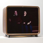 Guido Nussbaum, Fernsehabend, 1982/1985 <br>Ausstellungsansicht Aargauer Kunsthaus <br>Fernsehapparat, Grossdia, Lichtorgel, Radio, 4 Glühbirnen <br>Aargauer Kunsthaus / Ankauf <br>© Guido Nussbaum <br>Foto Ullmann Photography