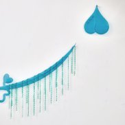 Shamiran Istifan, Tamam, 2021<br>Zugeschnittenes und eingeritztes Acryl, Perlen, Breite: 120 cm<br>Mit Genehmigung der Künstlerin<br>© Shamiran Istifan