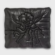 Shamiran Istifan, A House With No Past, 2023<br>Metallic-Jersey, Watte, Garn, Leinen, Holzbrett, 76 x 88 cm<br>Mit Genehmigung der Künstlerin<br>© Shamiran Istifan