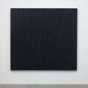 Marcia Hafif, Black Painting VIII: Ultramarine Blue, Burnt Umber, 1980<br>Öl auf Leinwand, 198.4 x 213.5 cm<br>Aargauer Kunsthaus / Schenkung der Künstlerin und der Galerie Mark Müller, Zürich<br>Copyright: Marcia Hafif<br>Fotocredit: Jörg Müller, Aarau