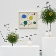 Ein Gemälde von Sophie Taeuber Arp wird mit floralen Mitteln interpretiert.