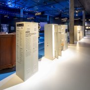 Prolog der Ausstellung "Frei Schwimmen", der mit interaktiven Spinden gestaltet ist