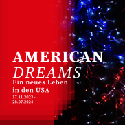 Plakatmotiv der Ausstellung "American Dreams" Das Bild zeigt das Ausstellungsplakat. Darauf zu sehen sind rote und blaue Leuchtröhren mit roten Schichtungen und dem Titel der Ausstellung: American Dreams. Ein neues Leben in den USA sowie die Dauer der Ausstellung.