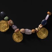 Perlenkette aus Glas-, Bernstein- und Amethystperlen mit Goldanhängern, 7. Jh.